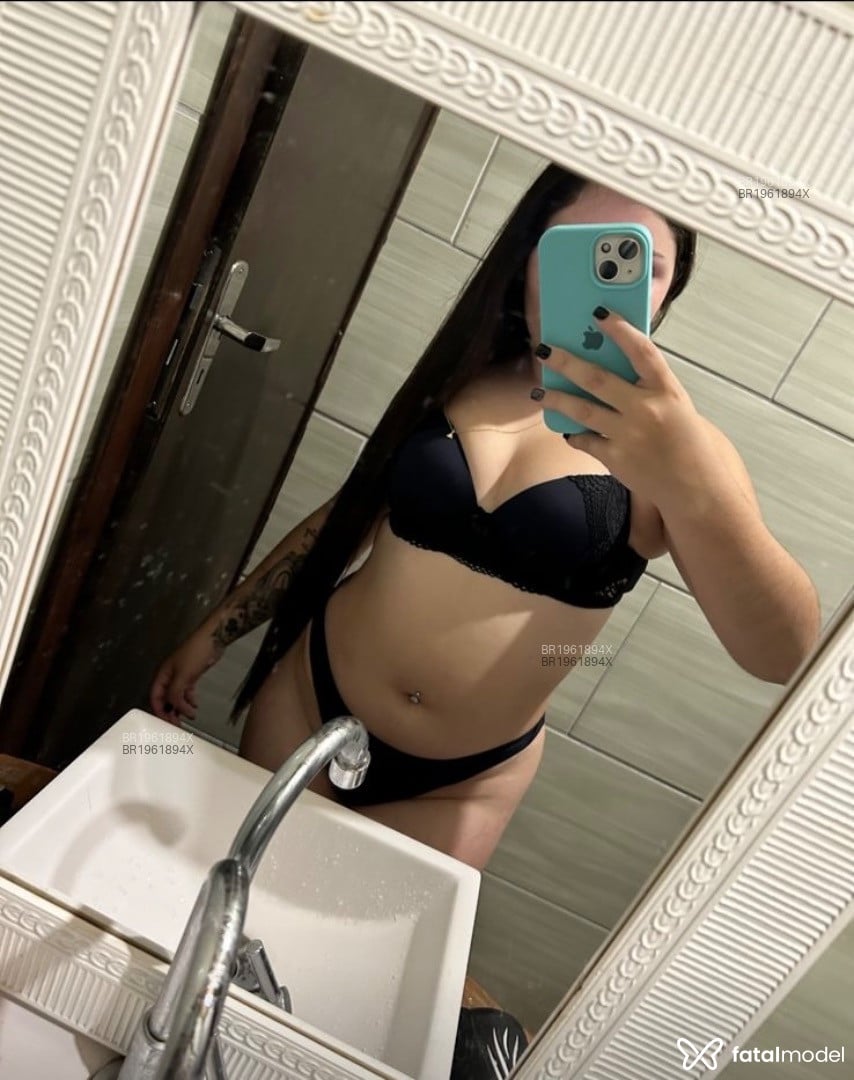 Acompanhante mulher com cabelo castanho de olhos castanhos em Canoas - Viick Rodrigues