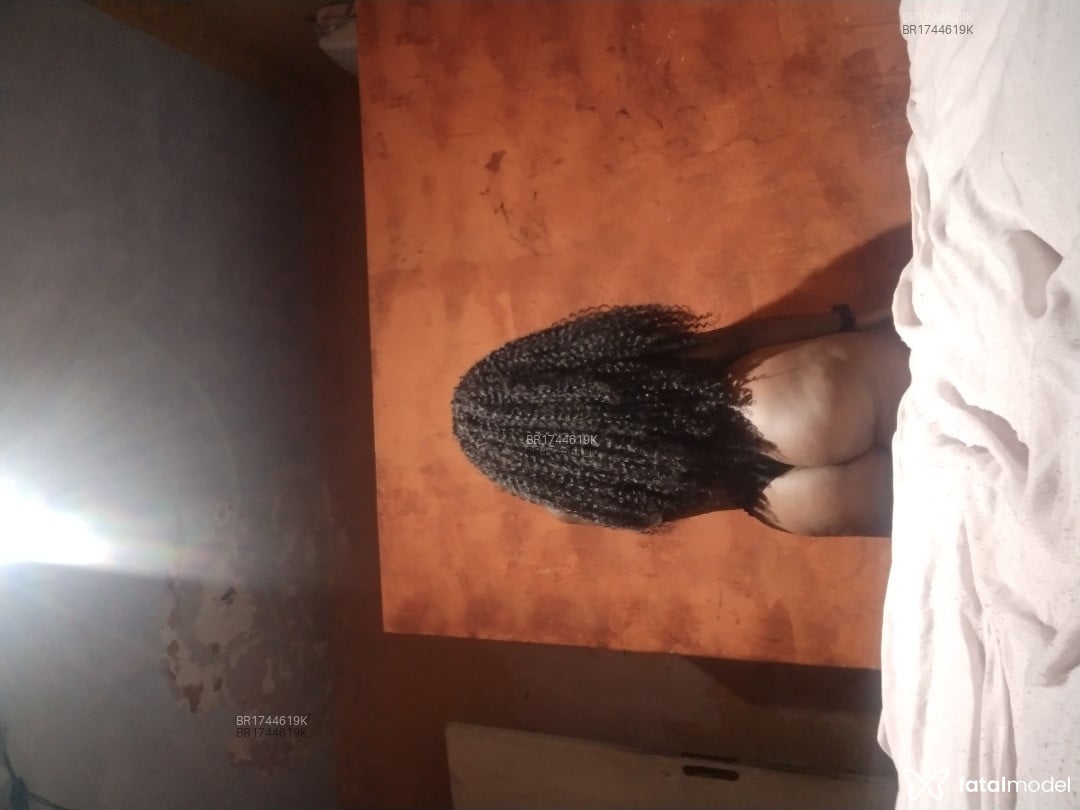 Acompanhante mulher com cabelo castanho de olhos castanhos - Larissa