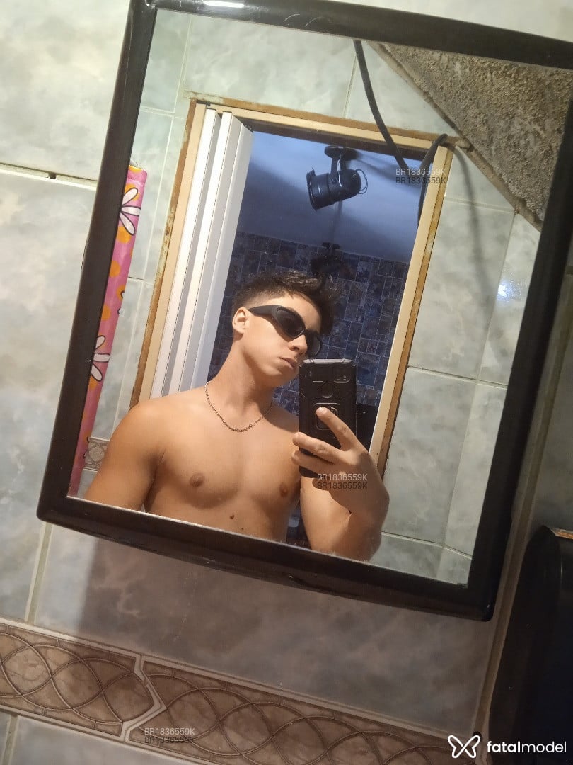 Acompanhante homem com cabelo castanho de olhos castanhos - Igor Velasco