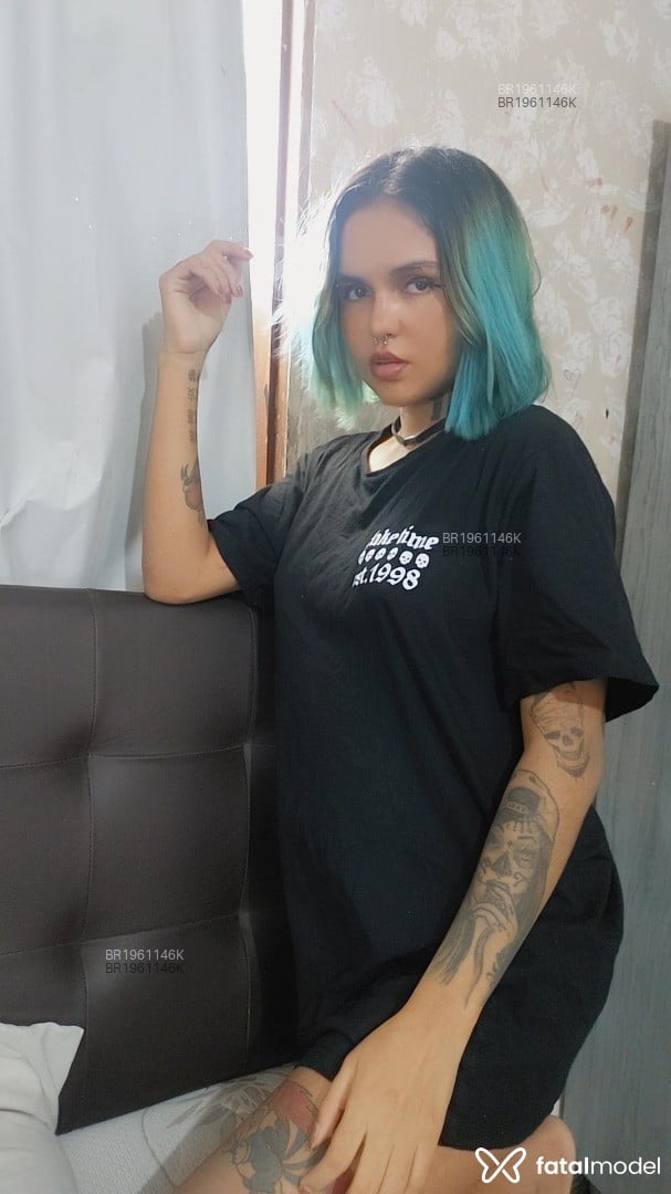 Acompanhante mulher com cabelo colorido de olhos azuis em Fortaleza - Mari jany