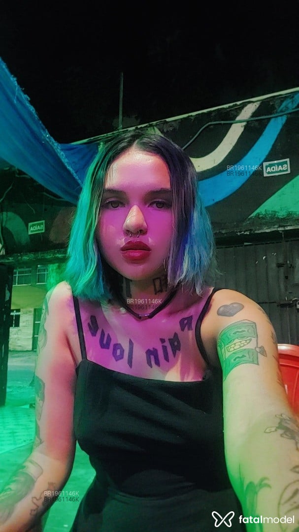 Acompanhante mulher com cabelo colorido de olhos azuis em Fortaleza - Mari jany