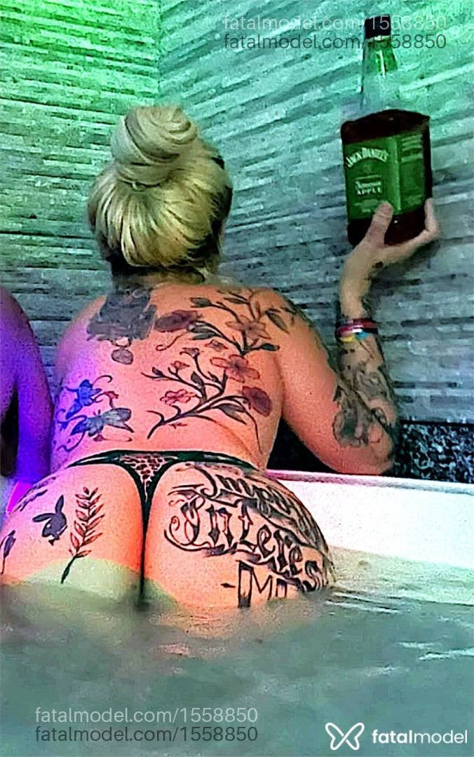 Acompanhante mulher loira (o) de olhos verdes - Leh Tatuadaa