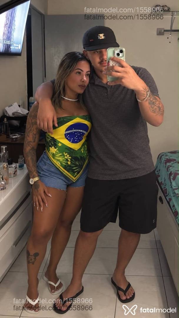 Acompanhante mulher loira (o) de olhos castanhos - Liz silva