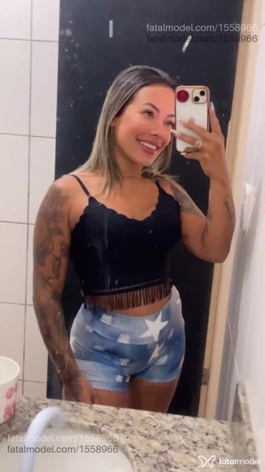 Acompanhante mulher loira (o) de olhos castanhos - Liz silva