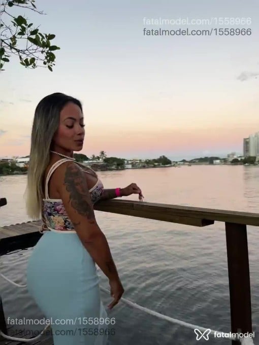 Acompanhante mulher loira (o) de olhos castanhos - Liz silva