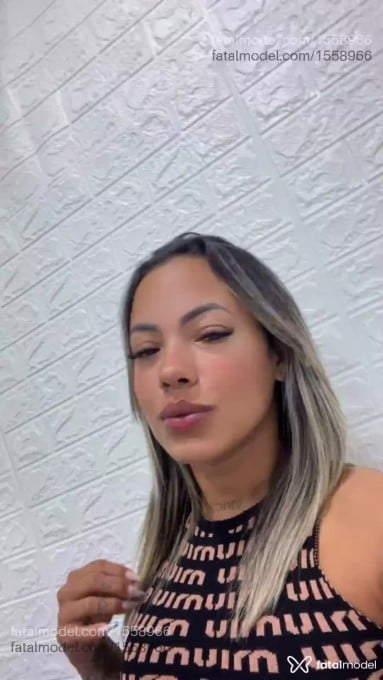 Acompanhante mulher loira (o) de olhos castanhos - Liz silva