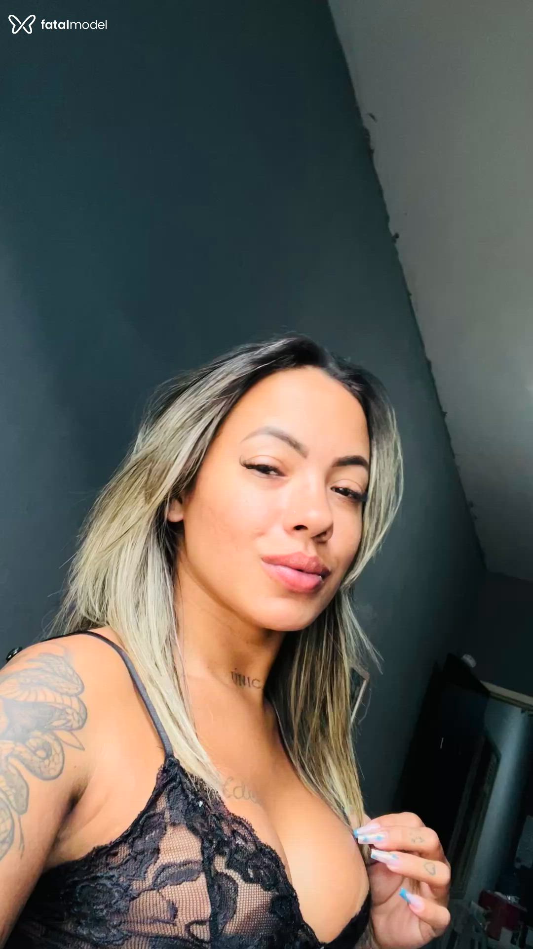 Acompanhante mulher loira (o) de olhos castanhos - Liz silva