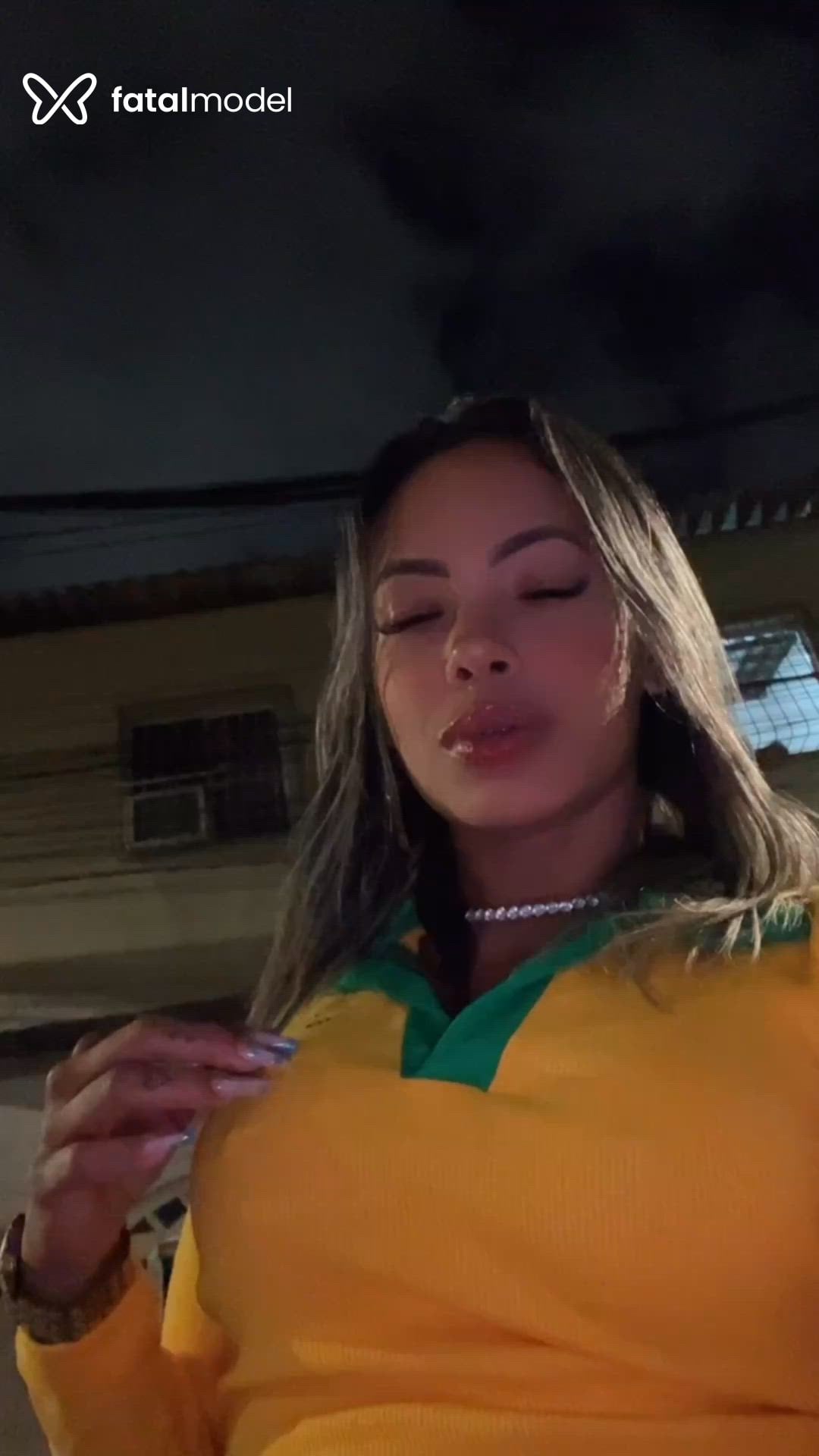 Acompanhante mulher loira (o) de olhos castanhos - Liz silva