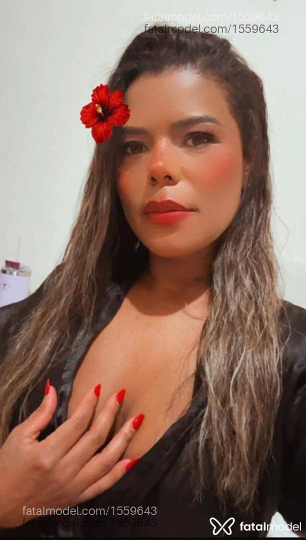 Acompanhante mulher com cabelo colorido de olhos verdes em Ilhéus - Tatty Bombomm
