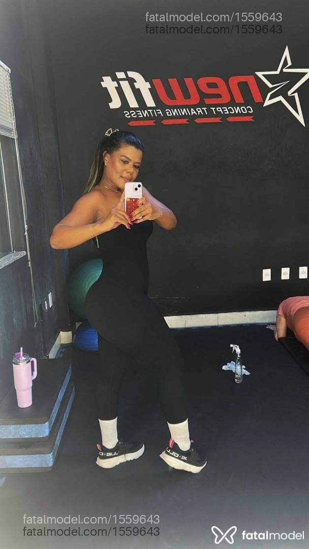 Acompanhante mulher com cabelo colorido de olhos verdes em Ilhéus - Tatty Bombomm
