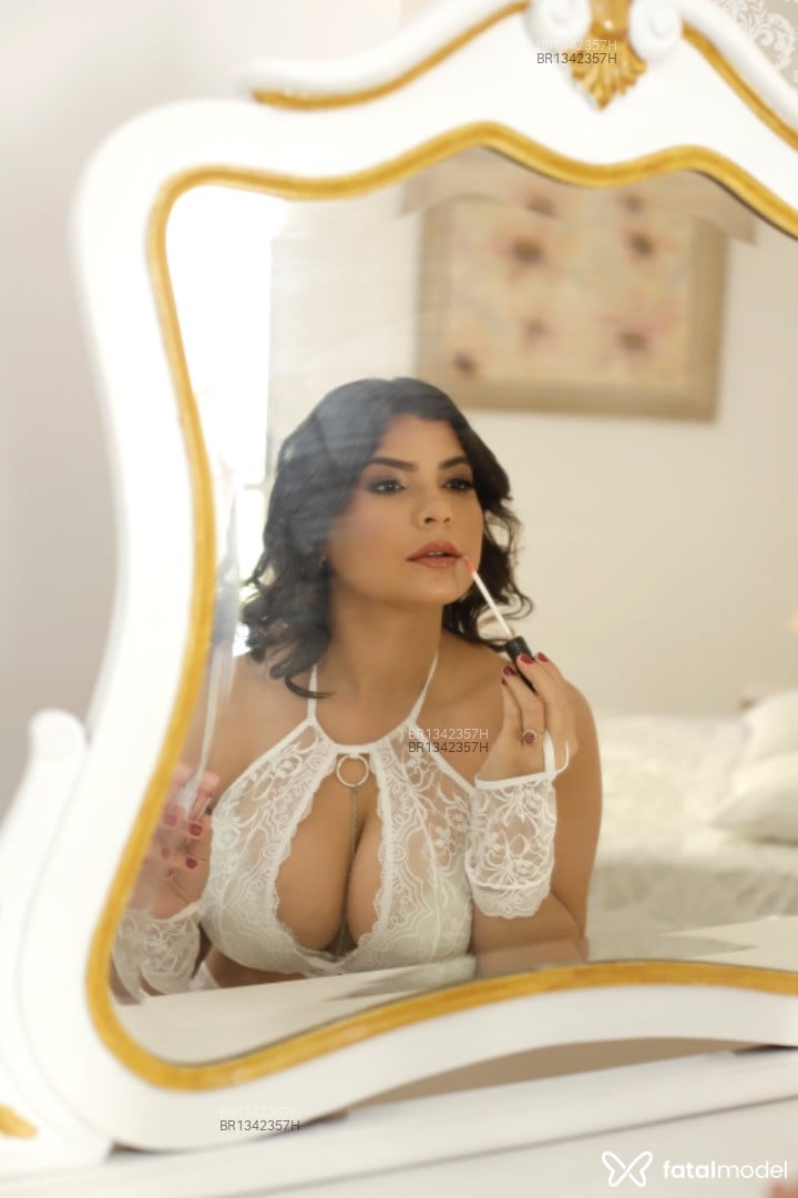 Acompanhante mulher com cabelo castanho de olhos castanhos em São Paulo Acompanhante mulher com cabelo castanho de olhos castanhos em São Paulo - Paola