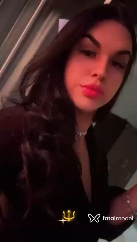 Acompanhante mulher trans com cabelo castanho de olhos mel - Bella