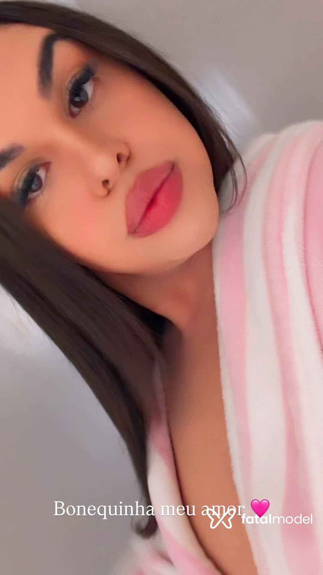 Acompanhante mulher trans com cabelo castanho de olhos mel - Bella