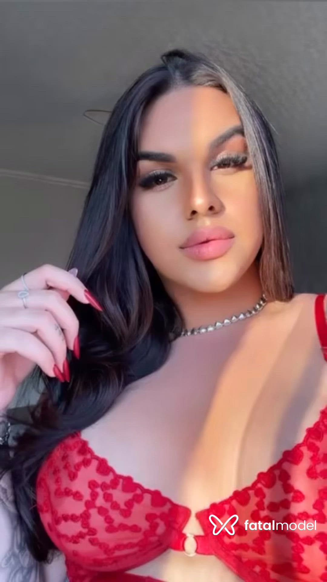 Acompanhante mulher trans com cabelo castanho de olhos mel - Bella