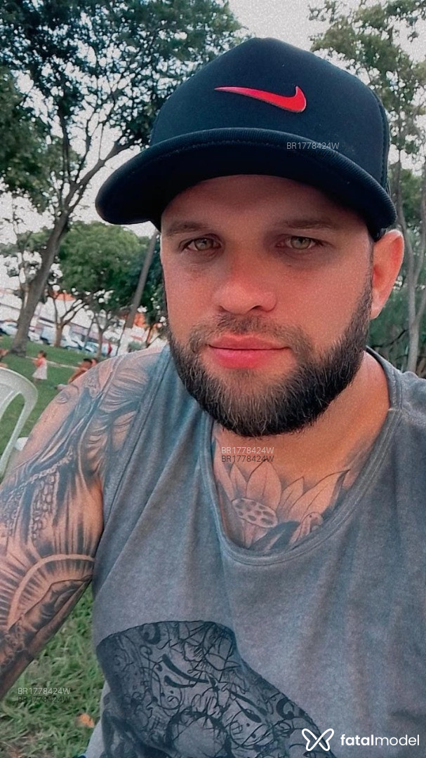 Acompanhante homem sem cabelo de olhos verdes - Bruno Dantas Acompanhante homem sem cabelo de olhos verdes - Bruno Dantas