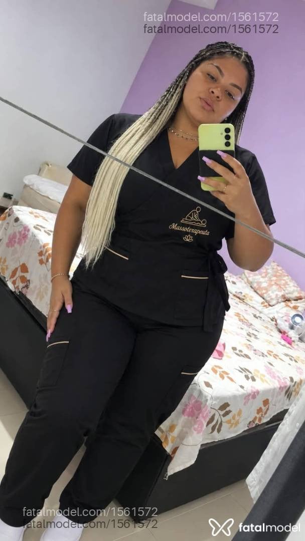 Acompanhante mulher com cabelo colorido de olhos azuis - Yumi Akira