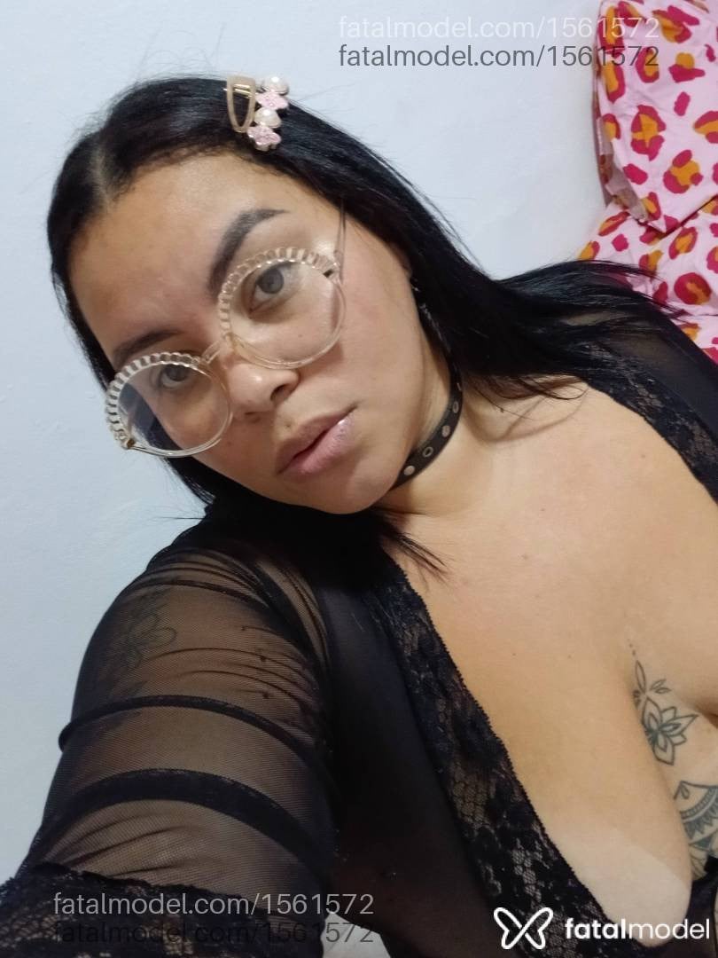 Acompanhante mulher com cabelo colorido de olhos azuis - Yumi Akira