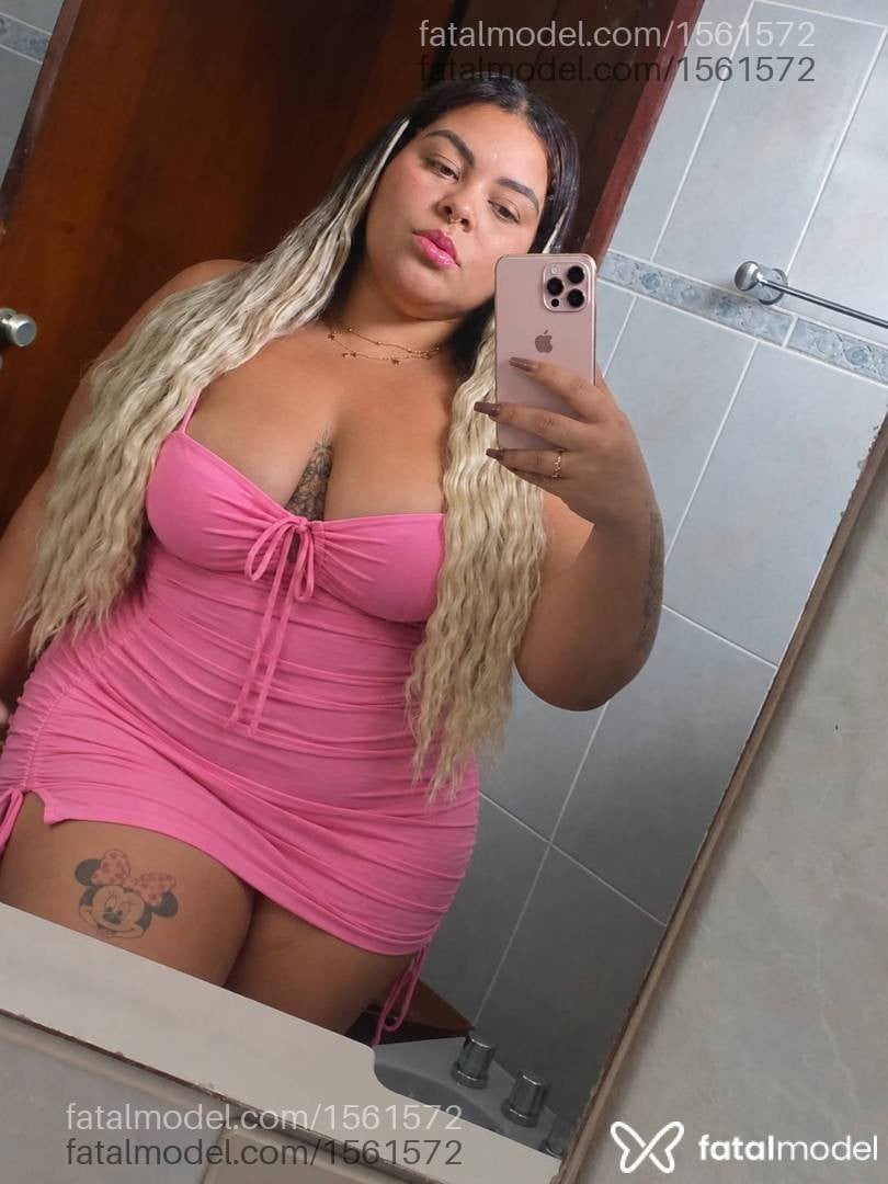 Acompanhante mulher com cabelo colorido de olhos azuis - Yumi Akira