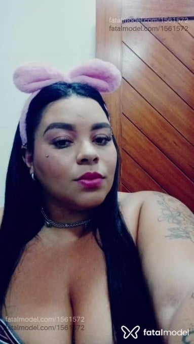 Acompanhante mulher com cabelo colorido de olhos azuis em Marataízes - Yumi Akira