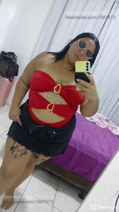 Acompanhante mulher com cabelo colorido de olhos azuis - Yumi Akira