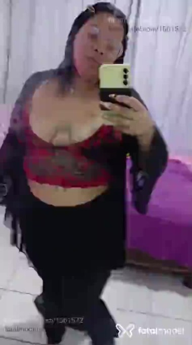 Acompanhante mulher com cabelo colorido de olhos azuis - Yumi Akira