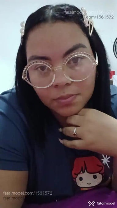 Acompanhante mulher com cabelo colorido de olhos azuis - Yumi Akira