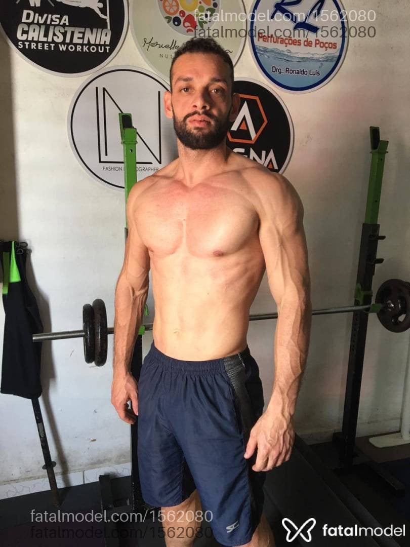 Acompanhante homem com cabelo castanho de olhos verdes - Maicon Reis