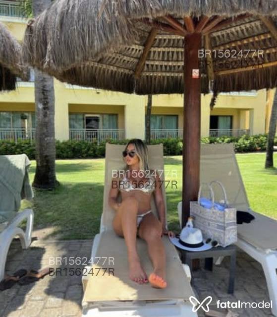 Acompanhante mulher loira (o) de olhos castanhos - Nicole Lins