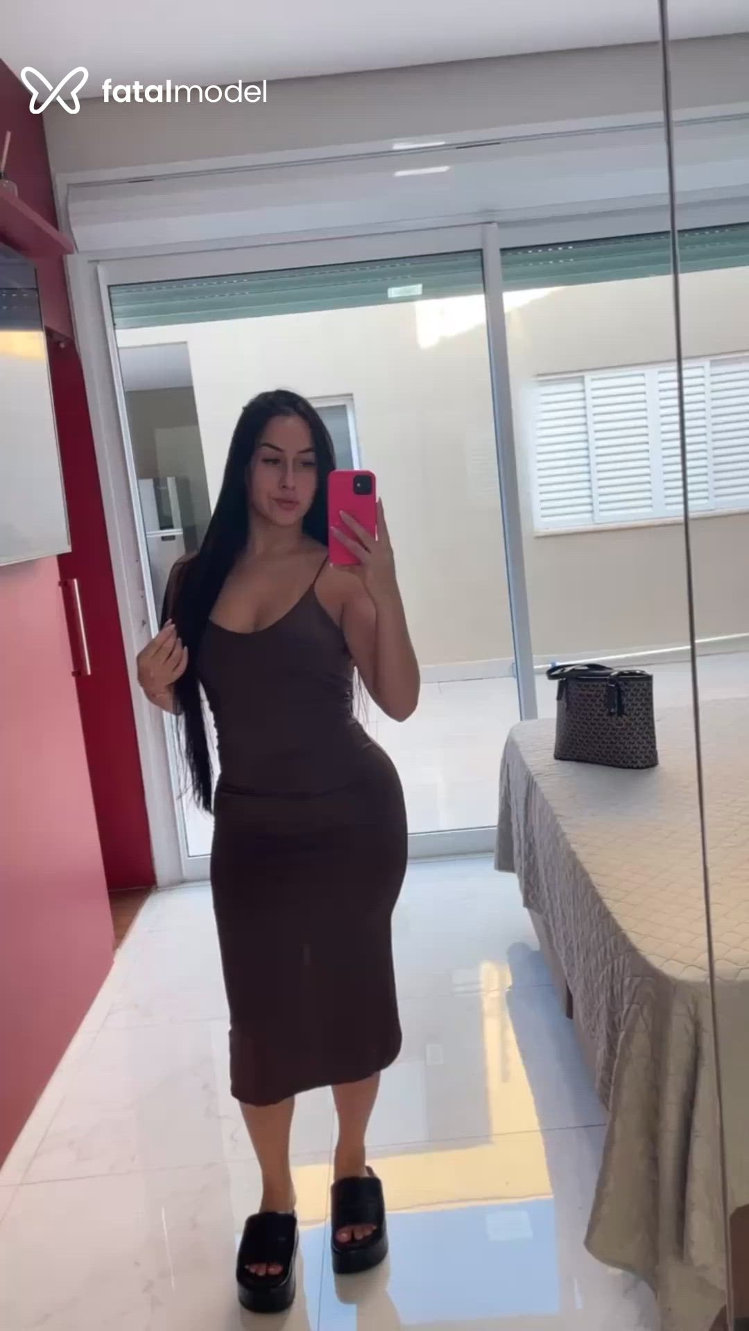 Acompanhante mulher com cabelo castanho de olhos castanhos - Gabriella Acompanhante mulher com cabelo castanho de olhos castanhos - Gabriella