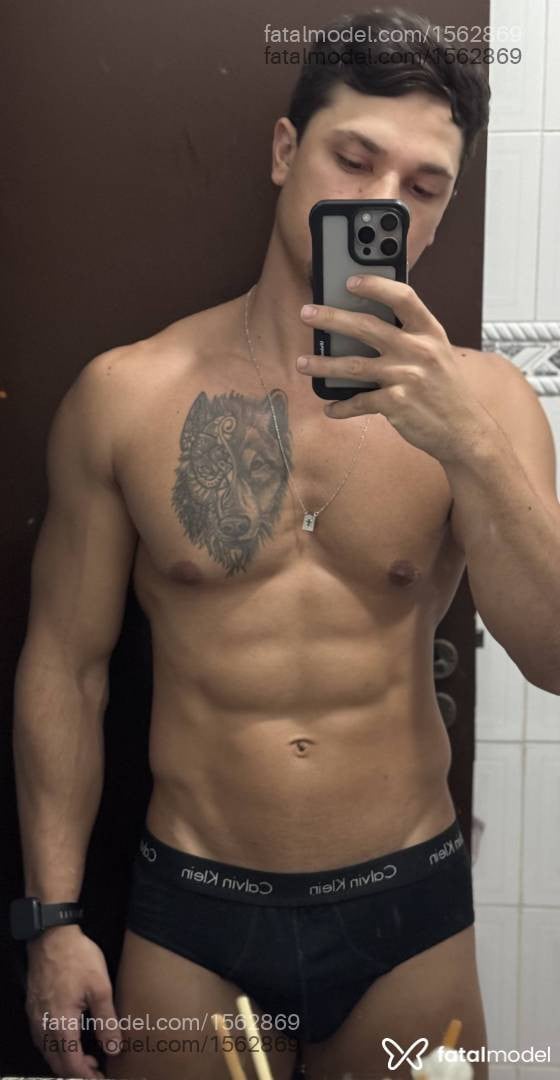 Acompanhante homem com cabelo castanho de olhos castanhos - Caio Lins