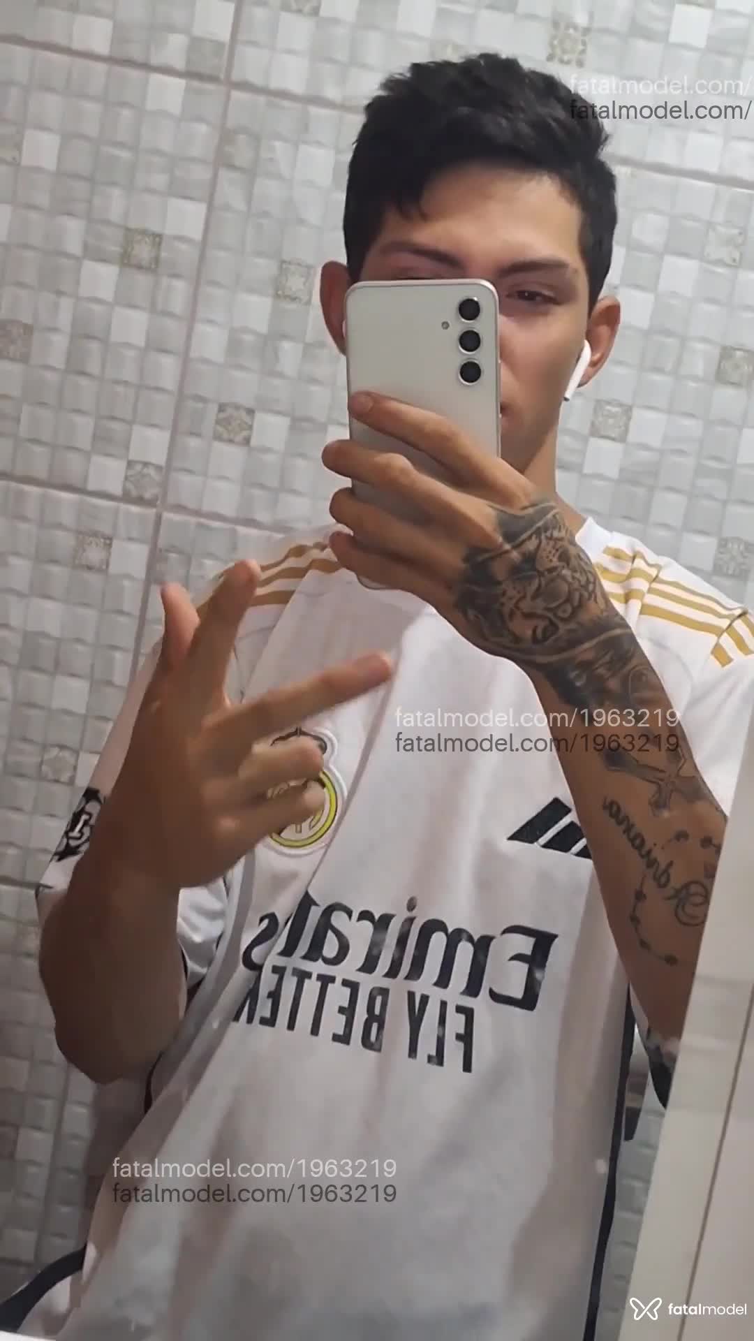 Acompanhante homem morena (o) de olhos castanhos em Virtual Acompanhante homem morena (o) de olhos castanhos em Virtual - Richard