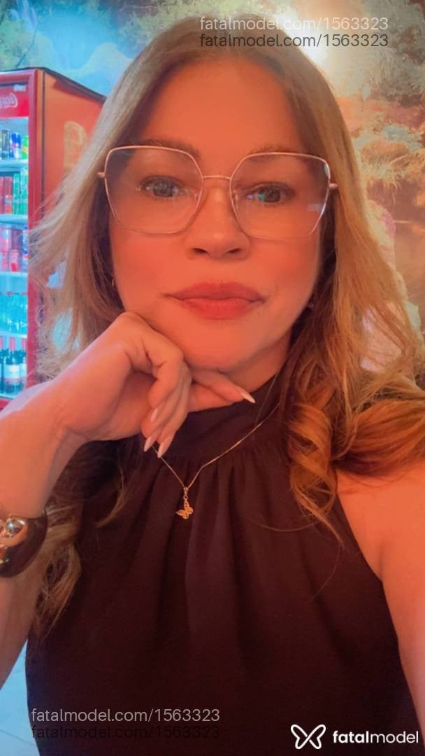 Acompanhante mulher loira (o) de olhos castanhos - Fabiana