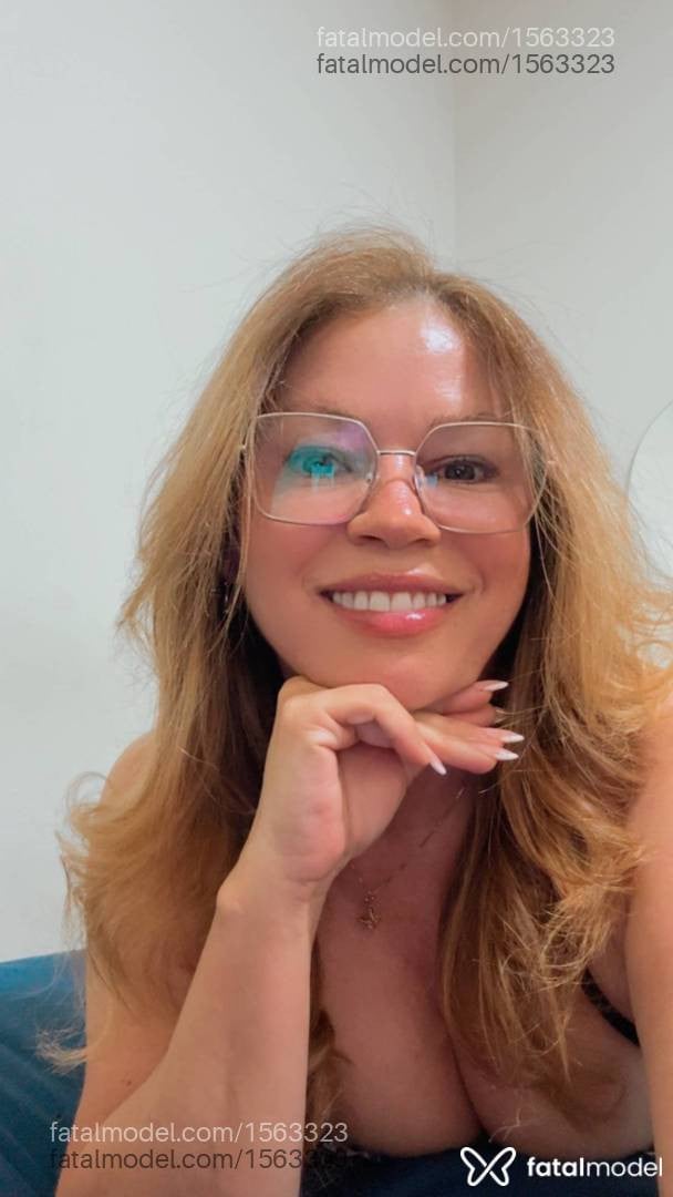 Acompanhante mulher loira (o) de olhos castanhos - Fabiana