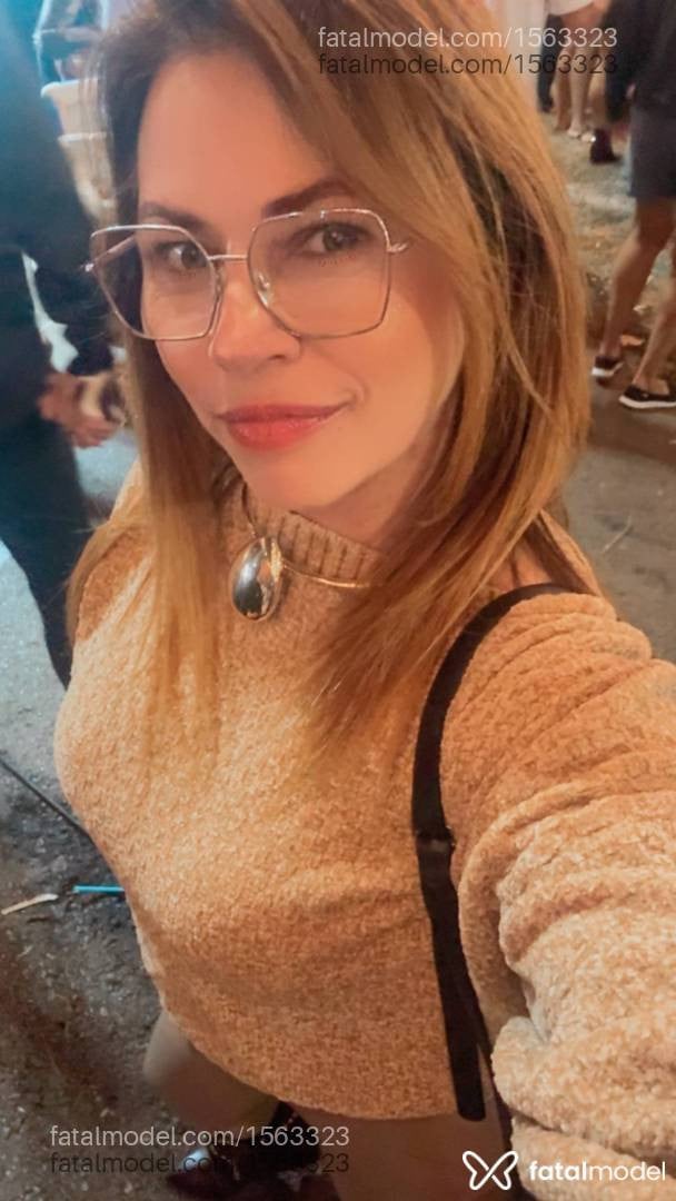 Acompanhante mulher loira (o) de olhos castanhos - Fabiana