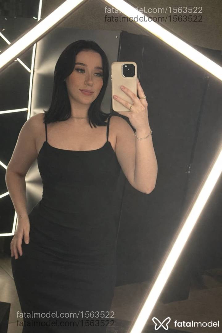 Acompanhante mulher com cabelo castanho de olhos verdes - Milena Alencar
