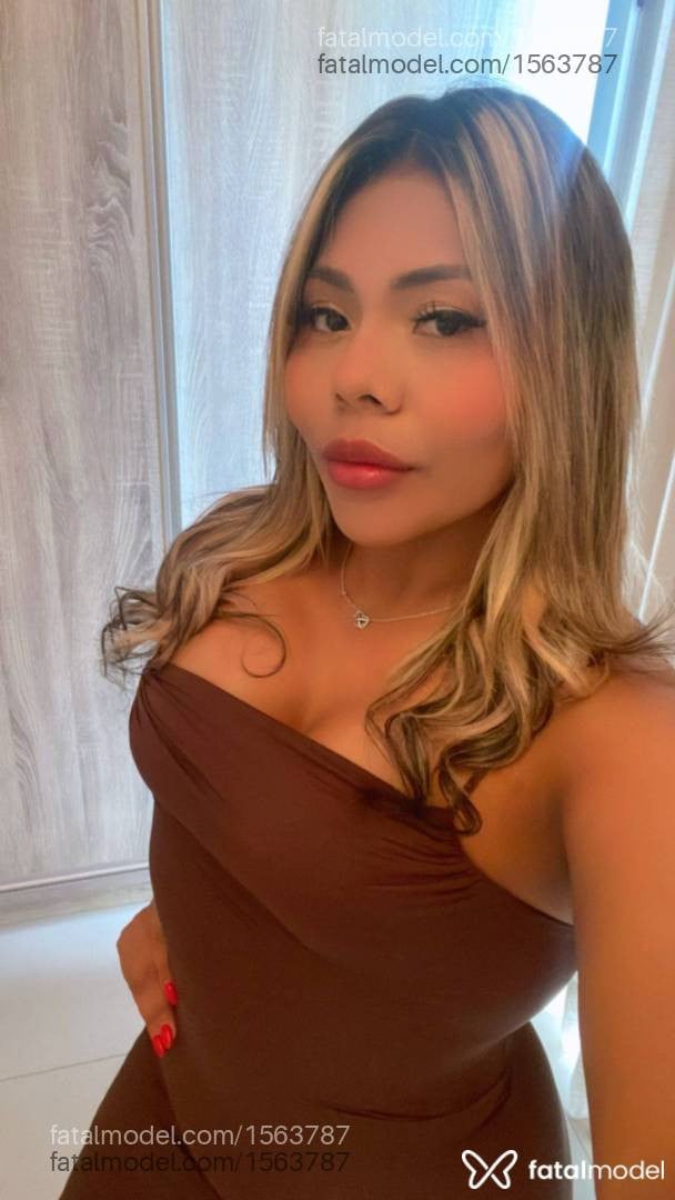 Acompanhante mulher loira (o) de olhos pretos - Amanda