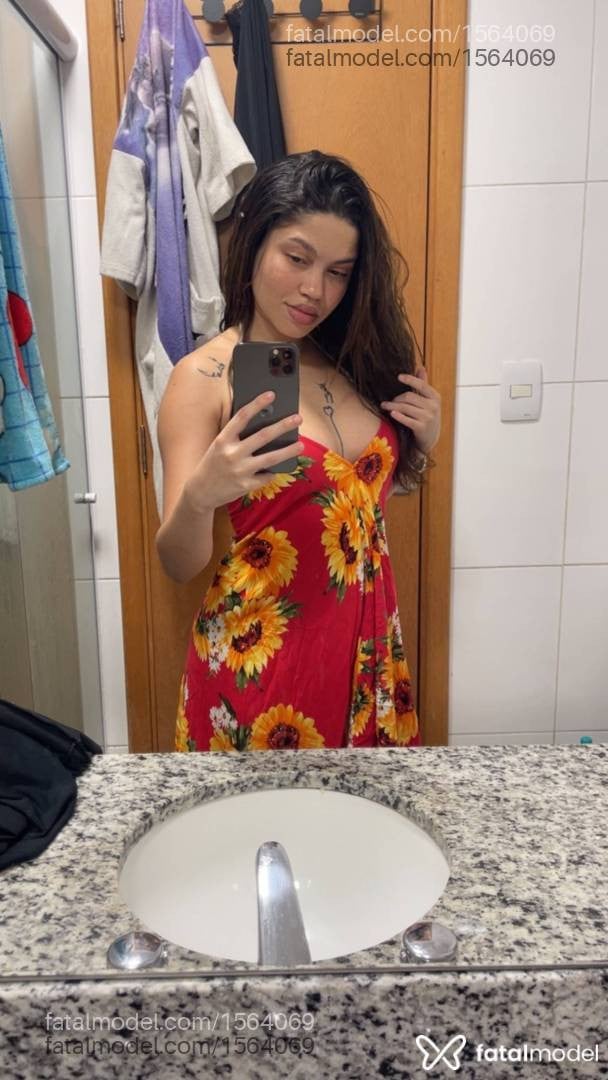 Acompanhante mulher loira (o) de olhos castanhos - Emily Bueno