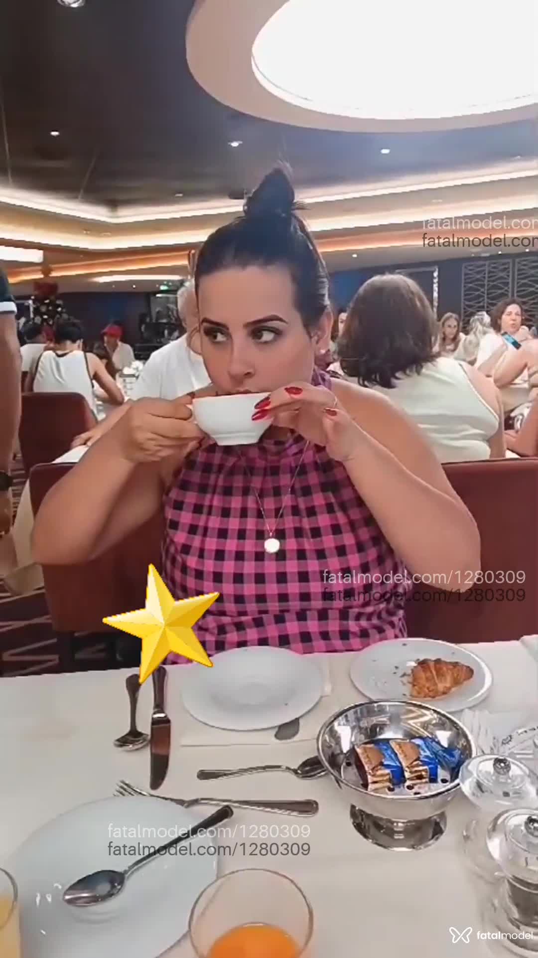 Acompanhante mulher com cabelo castanho de olhos castanhos - Ali Acompanhante mulher com cabelo castanho de olhos castanhos - Ali