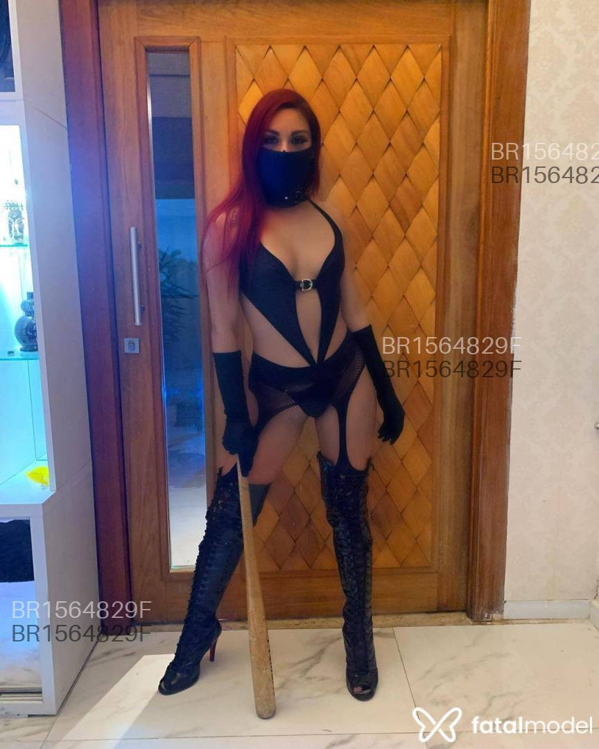 Acompanhante mulher com cabelo colorido de olhos castanhos em Angra dos Reis - Manu Japper