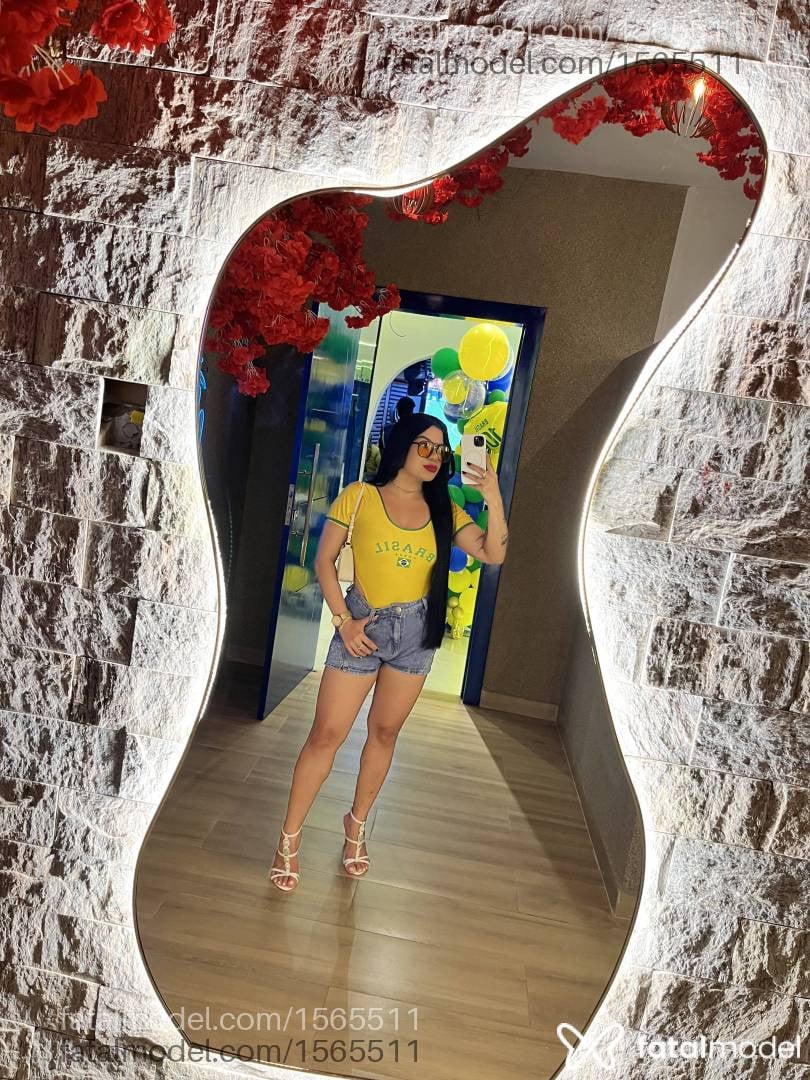 Acompanhante mulher morena (o) de olhos mel - Julinha Salles