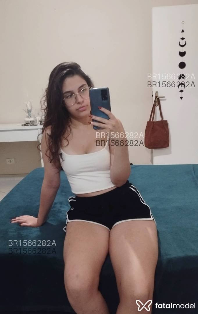 Acompanhante mulher com cabelo castanho de olhos verdes em Virtual Acompanhante mulher com cabelo castanho de olhos verdes em Virtual - Lilly