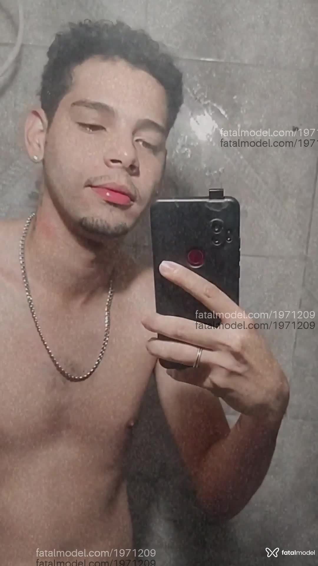 Acompanhante homem com cabelo castanho de olhos verdes em São Paulo - Kaio paes