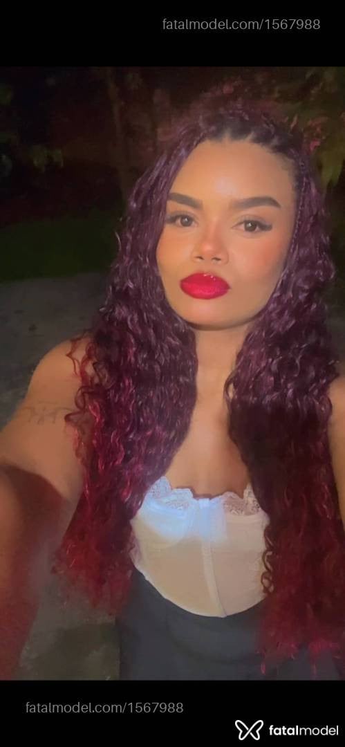Acompanhante mulher morena (o) de olhos castanhos - Mia