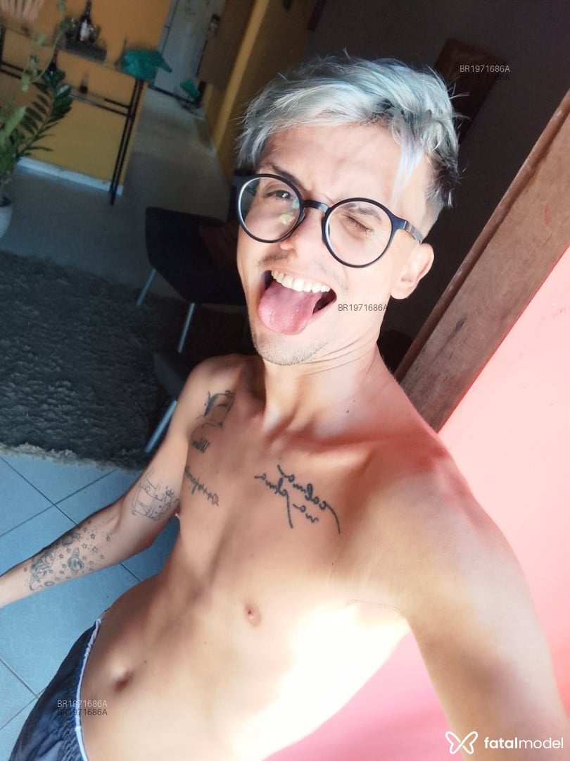 Acompanhante homem com cabelo castanho de olhos castanhos em Natal Acompanhante homem com cabelo castanho de olhos castanhos em Natal - Mario kart