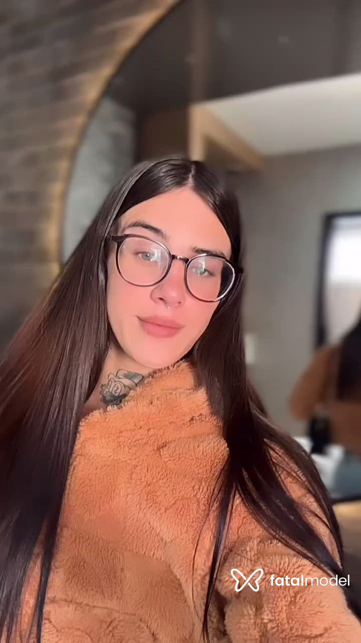 Acompanhante mulher trans morena (o) de olhos verdes - Kaau