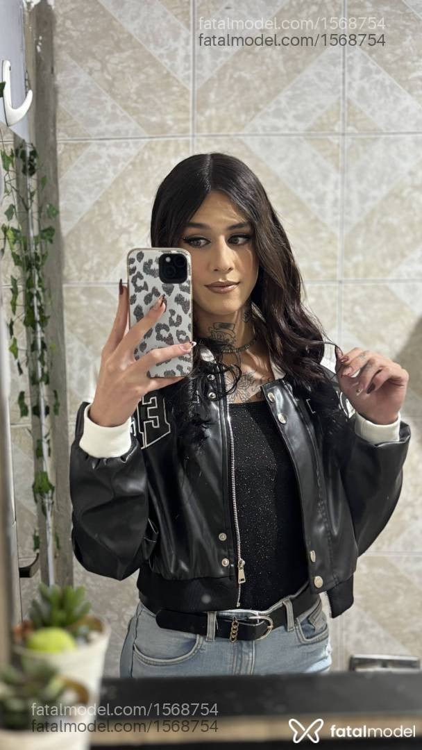 Acompanhante mulher trans morena (o) de olhos verdes em Gravataí - Kaau