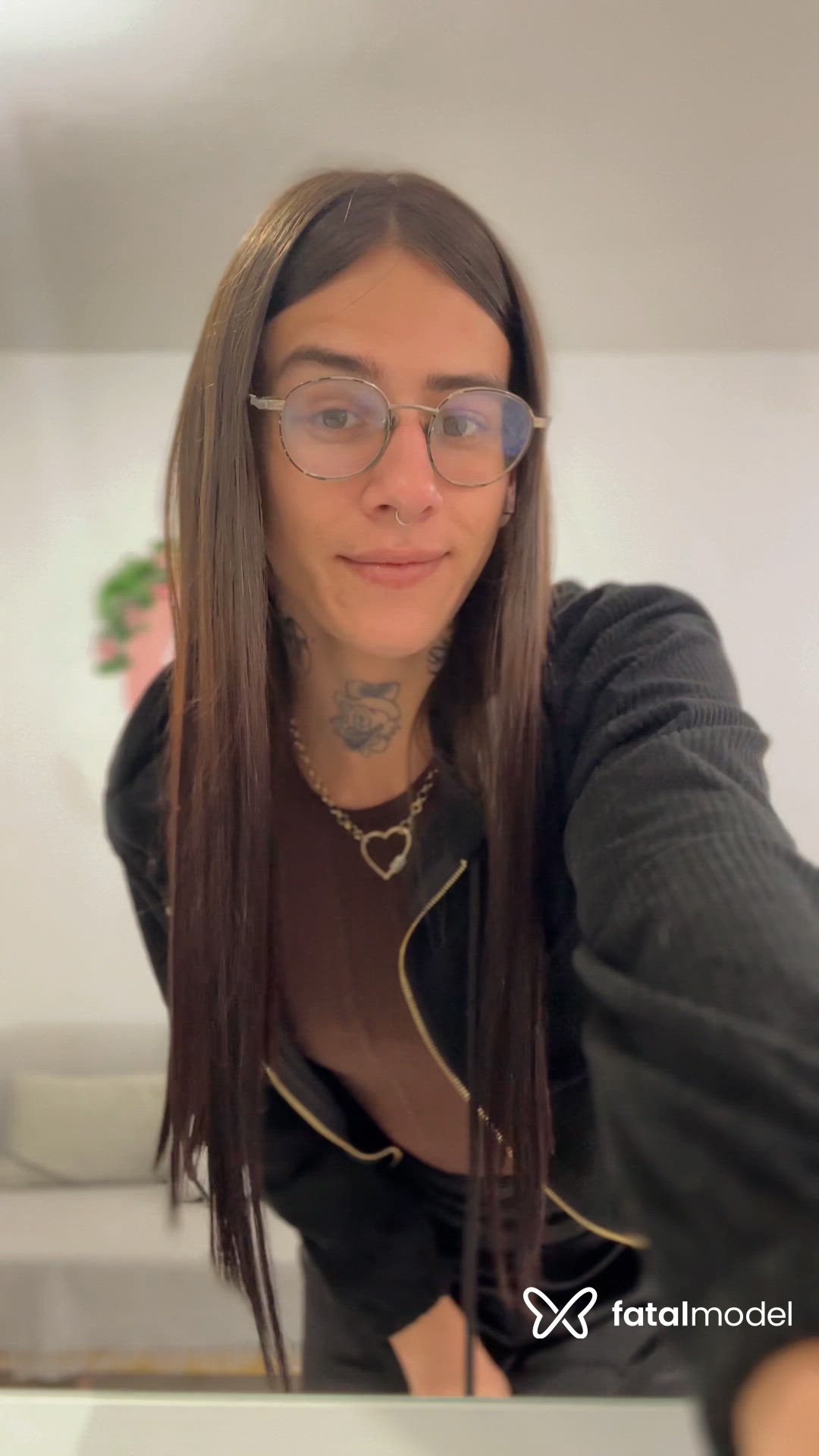 Acompanhante mulher trans morena (o) de olhos verdes - Kaau