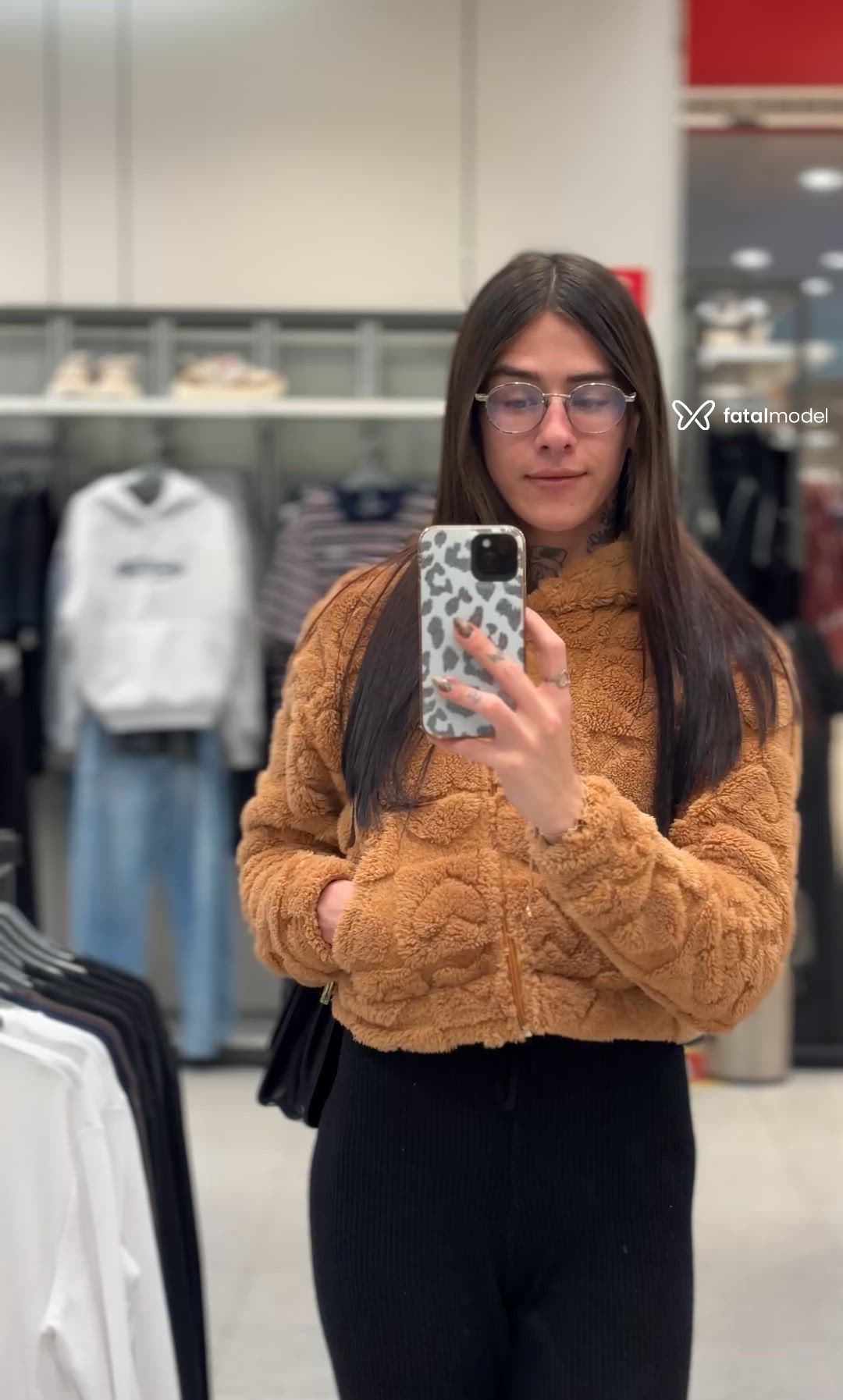 Acompanhante mulher trans morena (o) de olhos verdes - Kaau