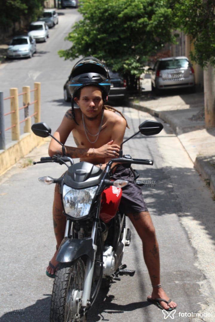 Acompanhante não-binário morena (o) de olhos castanhos em Salvador - Silva