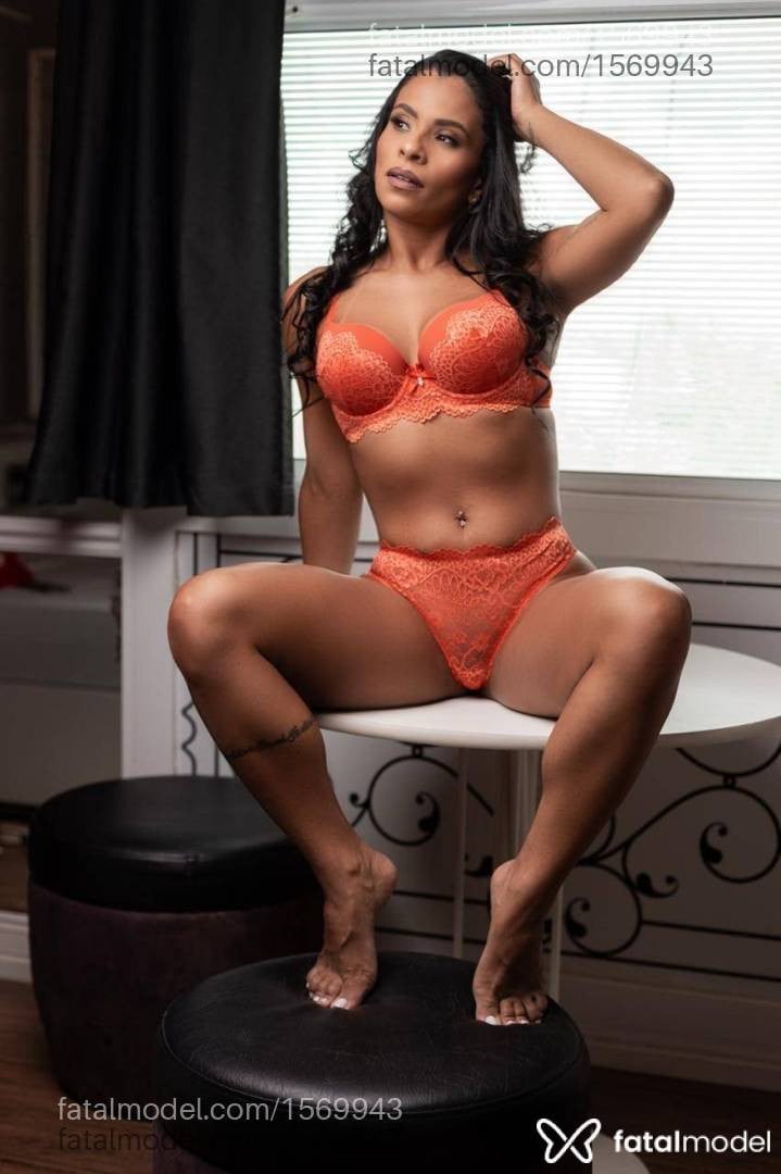 Acompanhante mulher morena (o) de olhos castanhos - Aline Lima